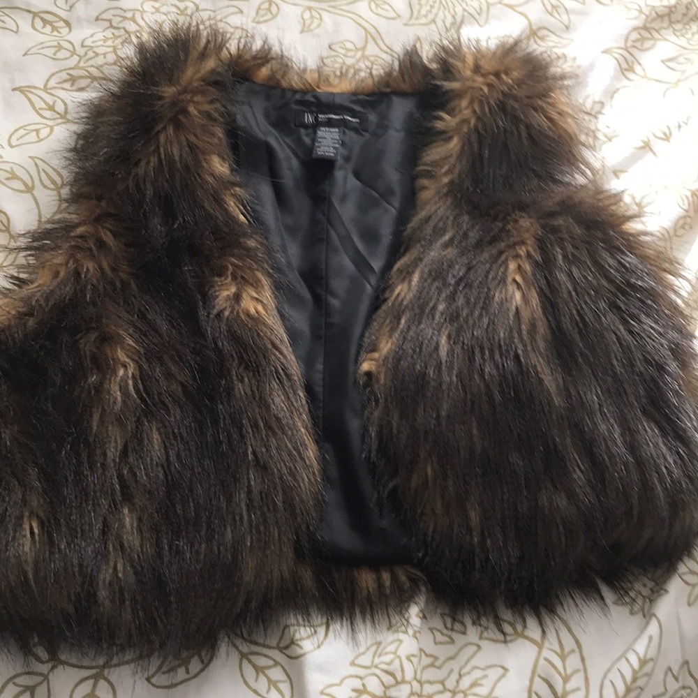 I’m selling a faux fur vest size medium!